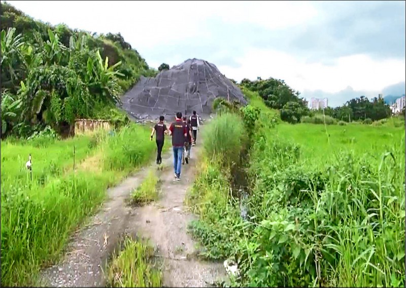 花蓮縣農地遭美崙工業區業者堆置廢棄灰粉，破壞土壤。（調查局提供）