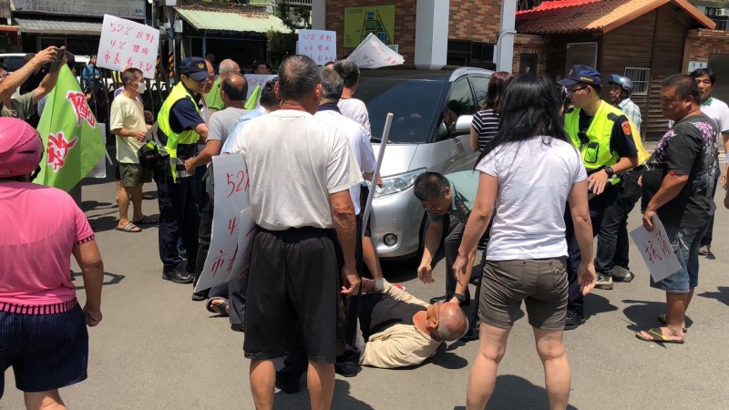 社子島自救會成員不惜以肉身擋車，向台北市長柯文哲抗議反對區段徵收，還有人躺在地面欲阻擋柯的座車。（社子島自救會提供）