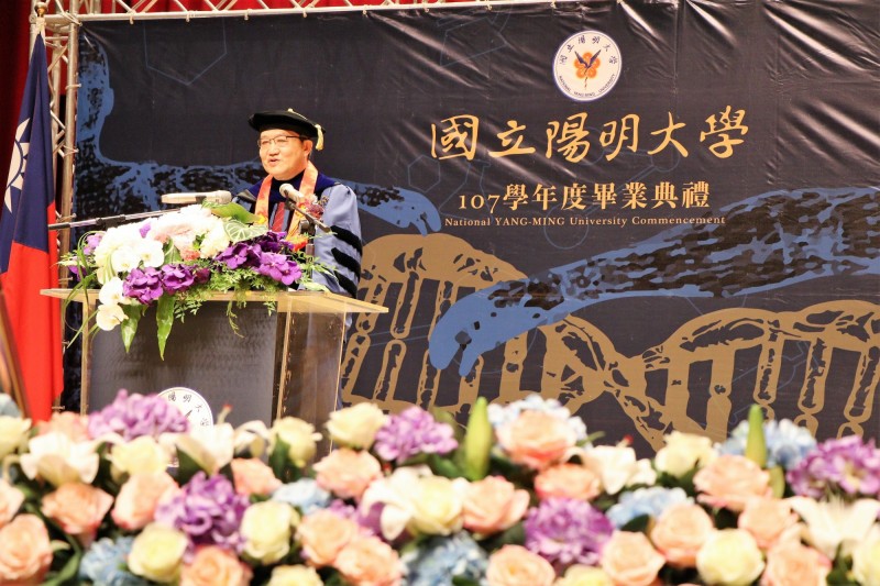 陽明大學今舉辦107學年畢業典禮，陽大校長郭旭崧上台致詞勉勵學子，千萬不要對民主失去信心。（陽明大學提供）