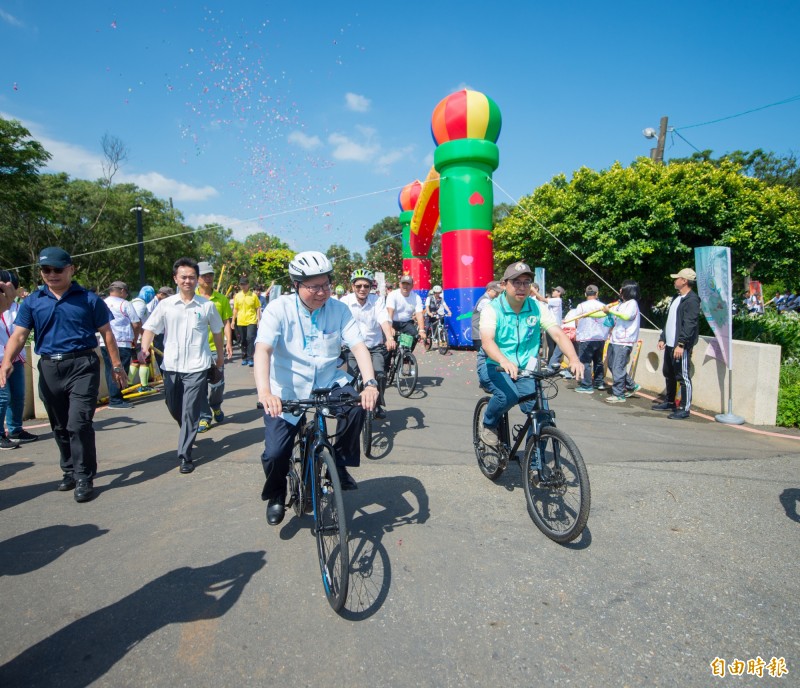 桃園市長鄭文燦出席水利會創會百週年的慶祝活動時，也騎上自行車一塊欣賞沿途的水利建設和風光，同時也呼籲民眾珍惜、愛護水資源。（記者陳恩惠攝）