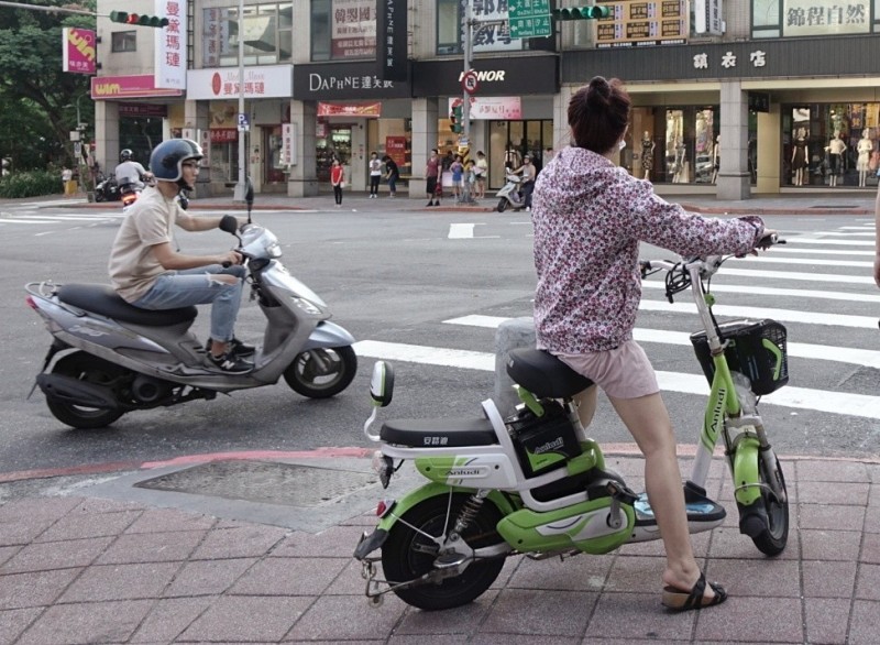 為了遏止電動自行車改裝、交通違規亂象，交通部暑假將在13縣市大稽查，包括路邊稽查及販售、租賃業者。示意圖，圖中人物與新聞事件無關。（資料照）