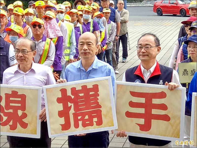 高市府進行擴大聯合戶外環境消毒，市長韓國瑜帶領現場人員呼口號集結士氣。（記者方志賢攝）