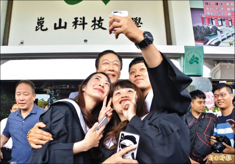 鴻海董事長郭台銘（後中）昨到台南參加崑山科大畢業典禮，與年輕學子們一起自拍。（記者吳俊鋒攝）