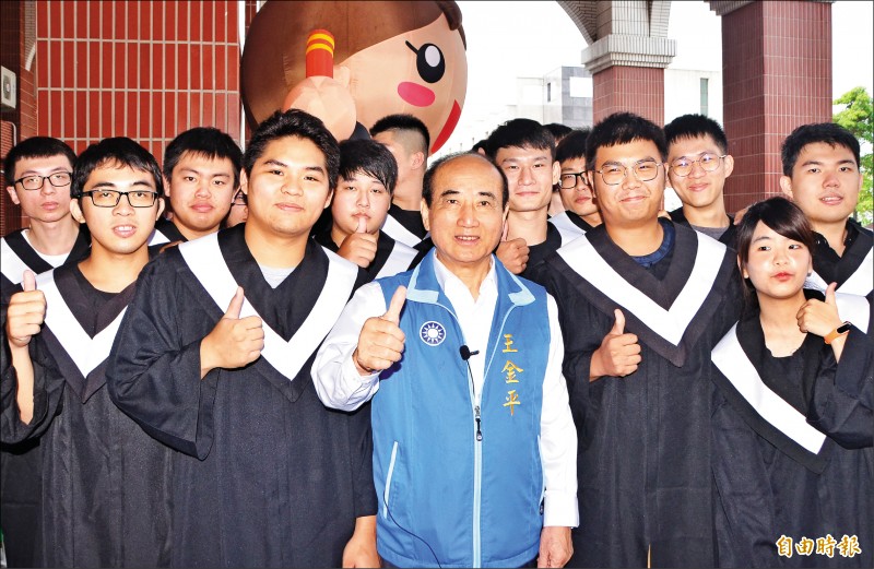前立法院長王金平昨參加遠東科大畢業典禮，與熱情的學子們一起合影。（記者吳俊鋒攝）