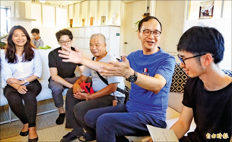前新北市長朱立倫昨參訪台北萬華的「共生公寓」，強調會用實際的政策或政績，告訴民眾自己的執政方向。（記者劉信德攝）