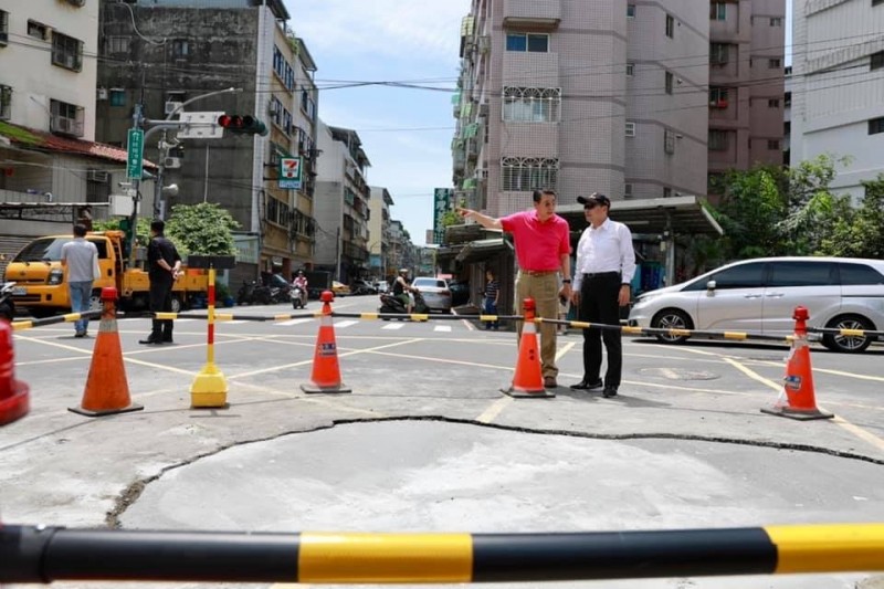 新北市長侯友宜今天視察三重區道路坍塌處，指示相關單位盡快找出原因並進行改善。（圖由新北市政府提供）