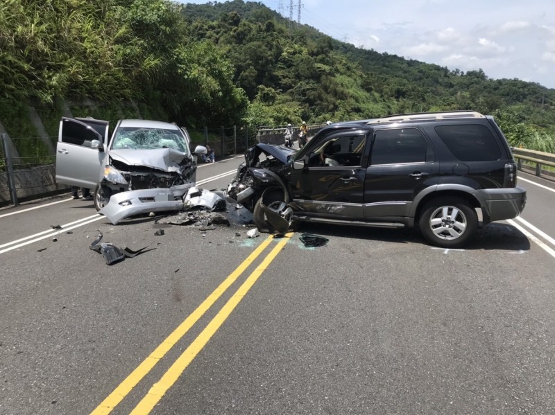 2輛休旅車撞到車頭全毀，所幸駕駛只受到輕傷。（記者吳昇儒翻攝）