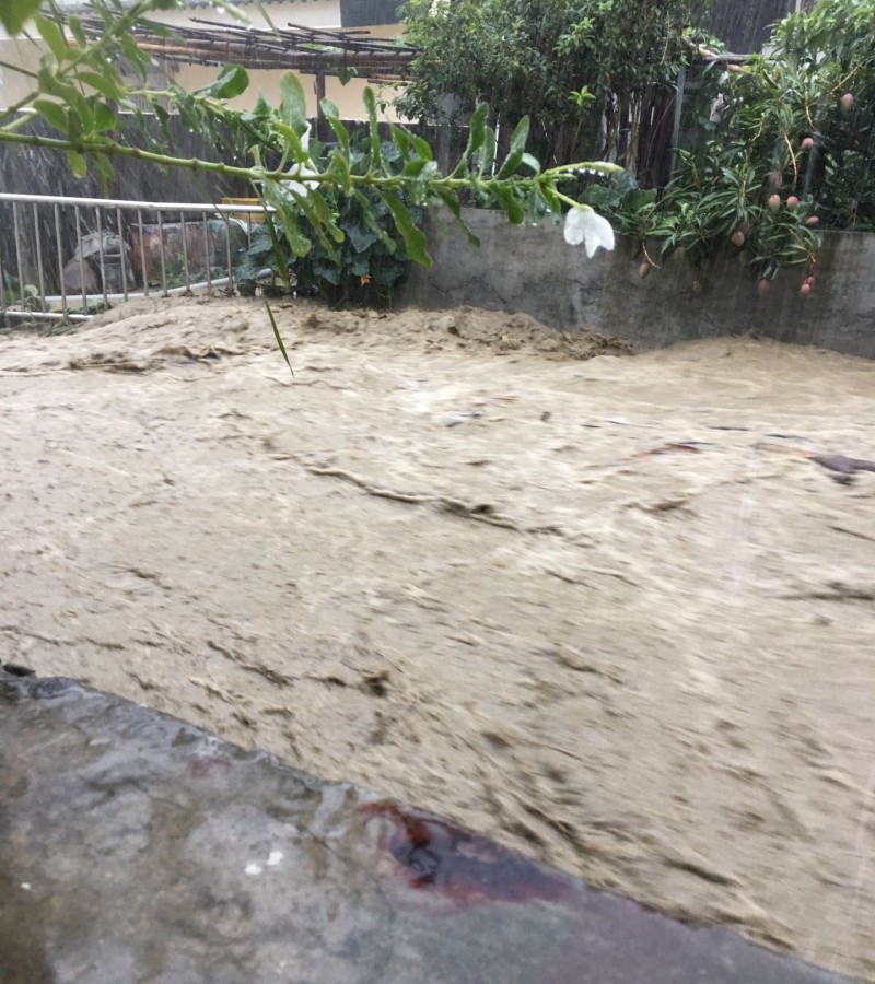 流經大里、太平的牛角坑溝，上月廿日暴雨時出現水淹久居橋的狀況，民眾希望早日解決。（記者陳建志翻攝）