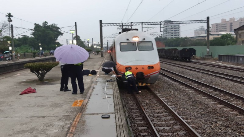 斗南火車站今天發生女子落軌意外，女子卡在自強號車頭下，多處撕裂傷送醫急救。（民眾提供）