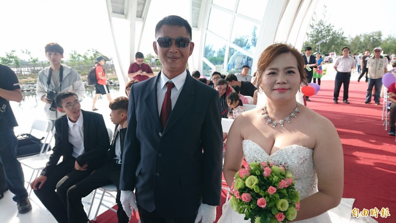 陳宏吉（前左）和莊淑屏（前右）這對新人第三次結緍，婚禮在北門水晶教堂舉行。（記者楊金城攝）