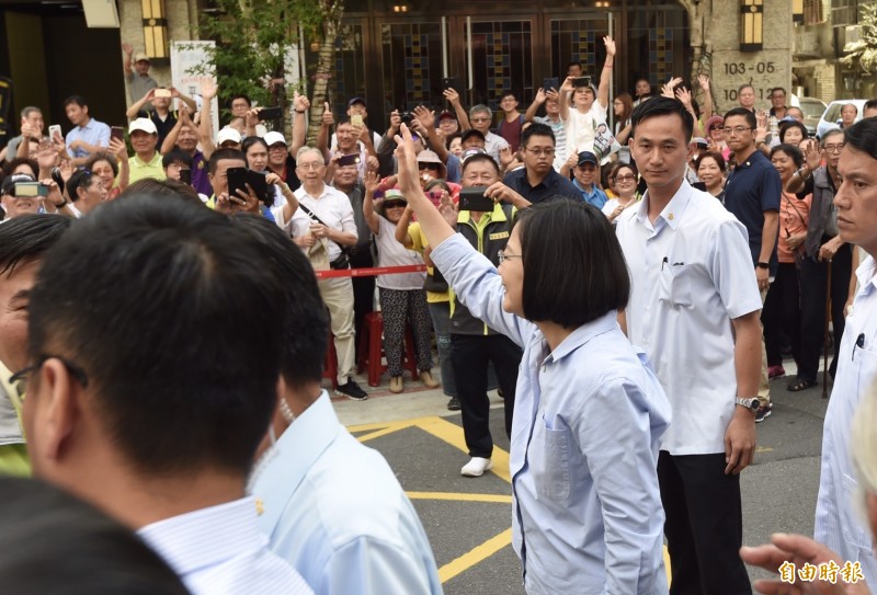 總統蔡英文16日前往「松山慈雲宮」參拜，民眾熱烈歡迎爭相握手、拍照並祝高票當選。（記者簡榮豐攝）