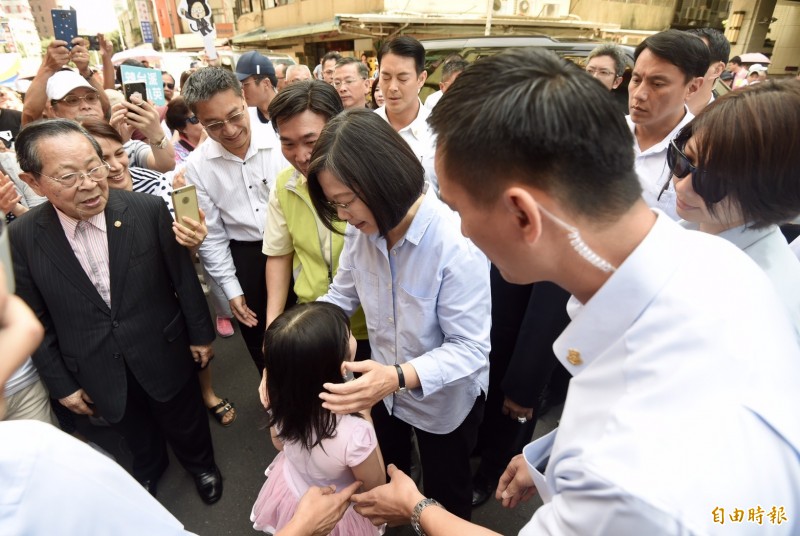 總統蔡英文16日前往「松山慈雲宮」參拜，民眾熱烈歡迎爭相握手、拍照並祝高票當選。（記者簡榮豐攝）