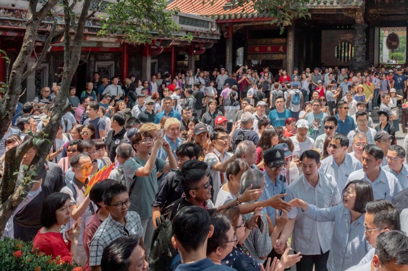 總統蔡英文（右下）今天到萬華龍山寺參拜，她說，當時有香港遊客當面說「蔡總統，謝謝你支持香港」，她想跟這位香港朋友說，「香港也要加油！台灣會撐住民主與自由」。（圖擷取自蔡英文臉書）