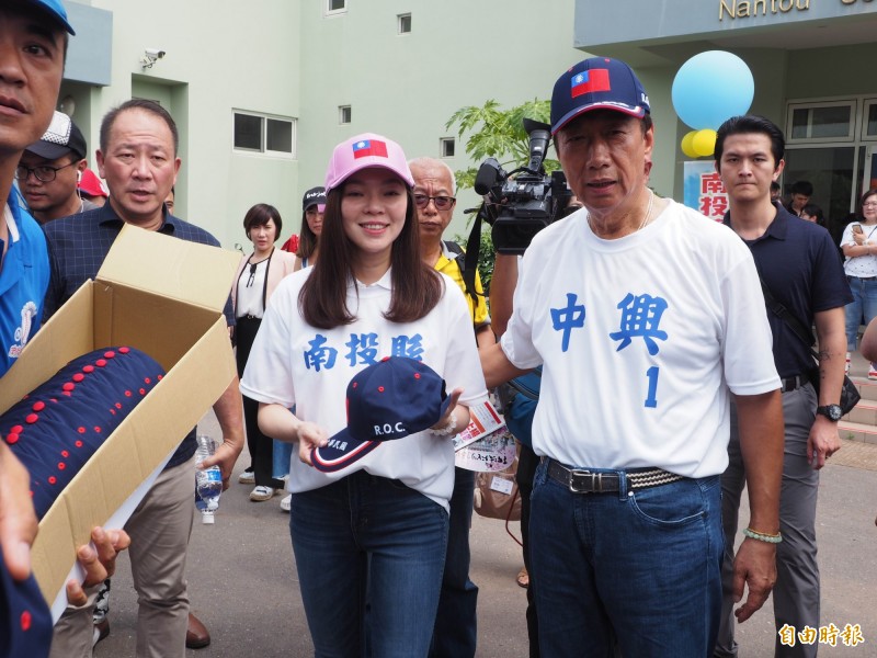 郭台銘的妻子曾馨瑩（前排右2）自度公開陪郭跑行程，兩人首站回曾的母校中興國中棒球隊練球的南投縣立棒球場，探望隊員們。（記者陳鳳麗攝）