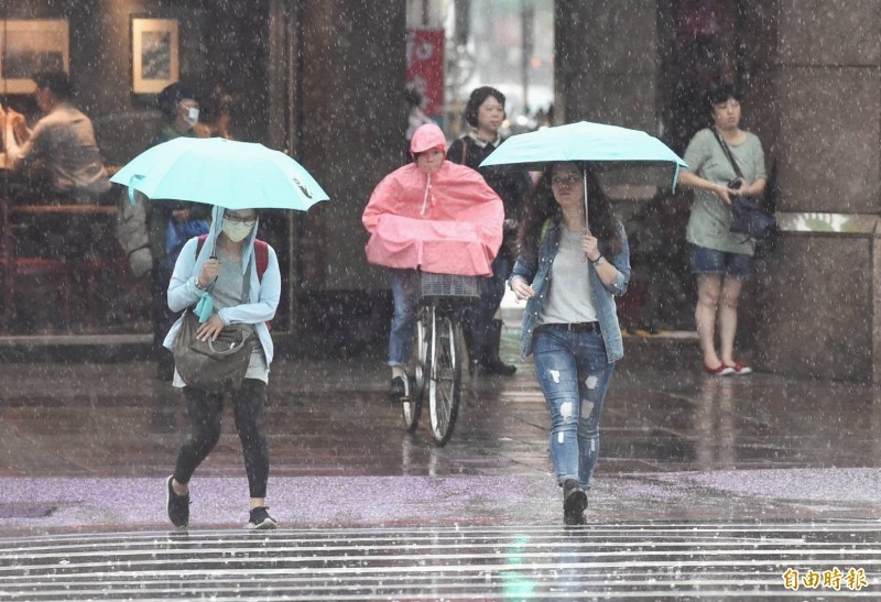 全台都有局部降雨機會，民眾出外要記得攜帶雨具。（資料照）