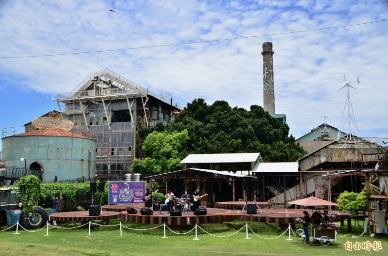 十鼓文創結合園區內的糖廠工業遺址，舉辦熱鬧的囪擊音樂季，在齒輪舞台上精彩演出。（記者吳俊鋒攝）