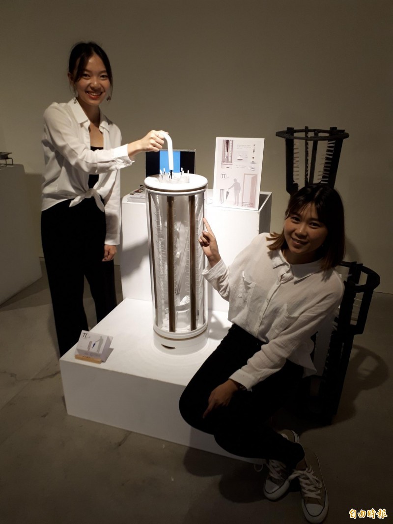 下雨天進家門,雨傘總是滴滴答答,新竹市中華大學工業設計學生設計出像好神拖的旋轉概念來脫去雨傘的水分,為解決生活不便找出路。(記者洪美秀攝) 下雨天進家門,雨傘總是滴滴答答,新竹市中華大學工業設計學生設計出像好神拖的旋轉概念來脫去雨傘的水分,為解決生活不便找出路。(記者洪美秀攝)