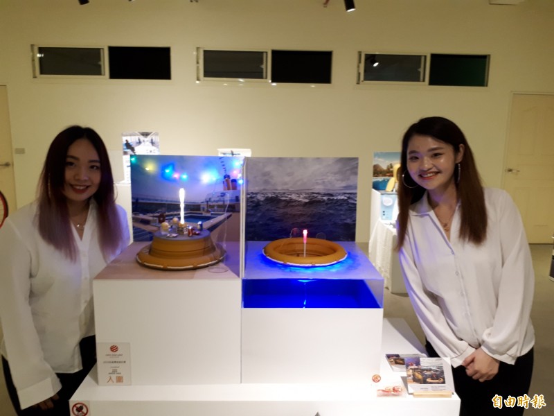 搭郵輪擔心萬一發生船難事件而無法快速坐上救生艇?中華大學工業設計學生利用郵輪上的桌子改成簡便救生艇,可透過浮力飄浮,可增加救援黃金時間。(記者洪美秀攝) 搭郵輪擔心萬一發生船難事件而無法快速坐上救生艇?中華大學工業設計學生利用郵輪上的桌子改成簡便救生艇,可透過浮力飄浮,可增加救援黃金時間。(記者洪美秀攝)