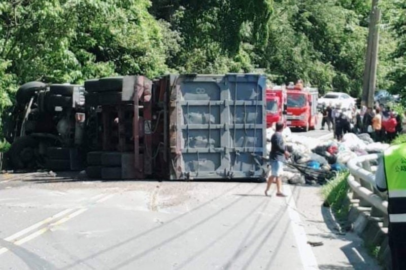 台九線雙流路段連環車禍，車陣狂塞請駕駛人保持耐心。（記者蔡宗憲翻攝）