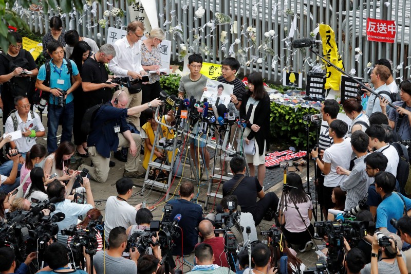 香港近期「反送中運動」越演越烈，不少示威人士遭到逮捕，時代力量更呼籲，為了聲援反送中運動，應提供這些人政治庇護，但香港政治評論家鄭立就發文警告，表示「政治庇護會比想像中的困難」，因為中國可能藉此機會滲透間諜。（路透）