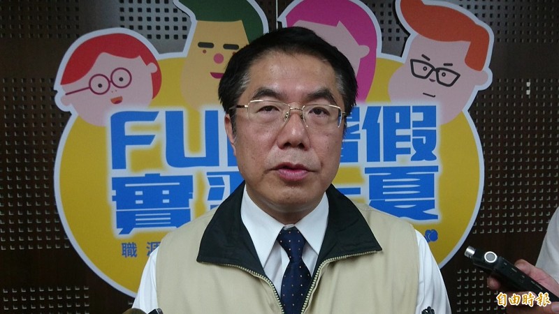 台南市長黃偉哲認為，夾娃娃機內若無違法物品，可交由市場機制自然淘汰。（記者劉婉君攝）