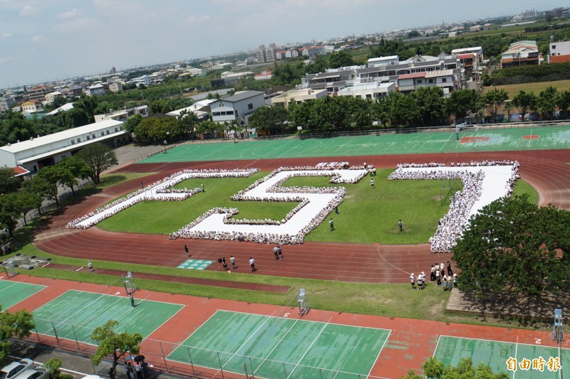 雲林縣正心中學900學生在地面排出福衛七號「FS7」縮寫，預祝福衛七號發射成功。（記者詹士弘攝）