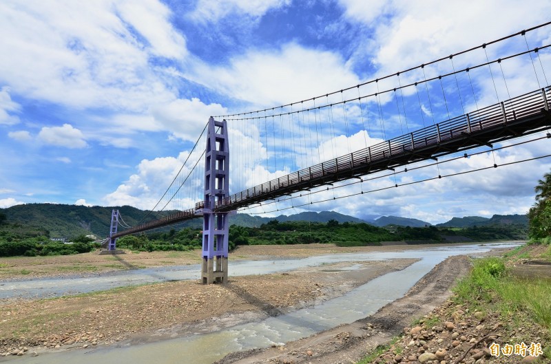 河道疏浚後，永興吊橋中間墩柱下方裸露，地方憂心被大水沖垮。（記者吳俊鋒攝）