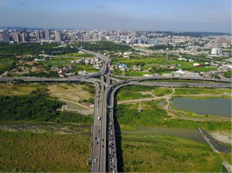 竹科上班族每天透過經國大橋前往竹科上班，經常飽受塞車之苦，縣市政府正在聯手解決，縣府日前也邀科管局一起努力。（新竹縣政府提供）