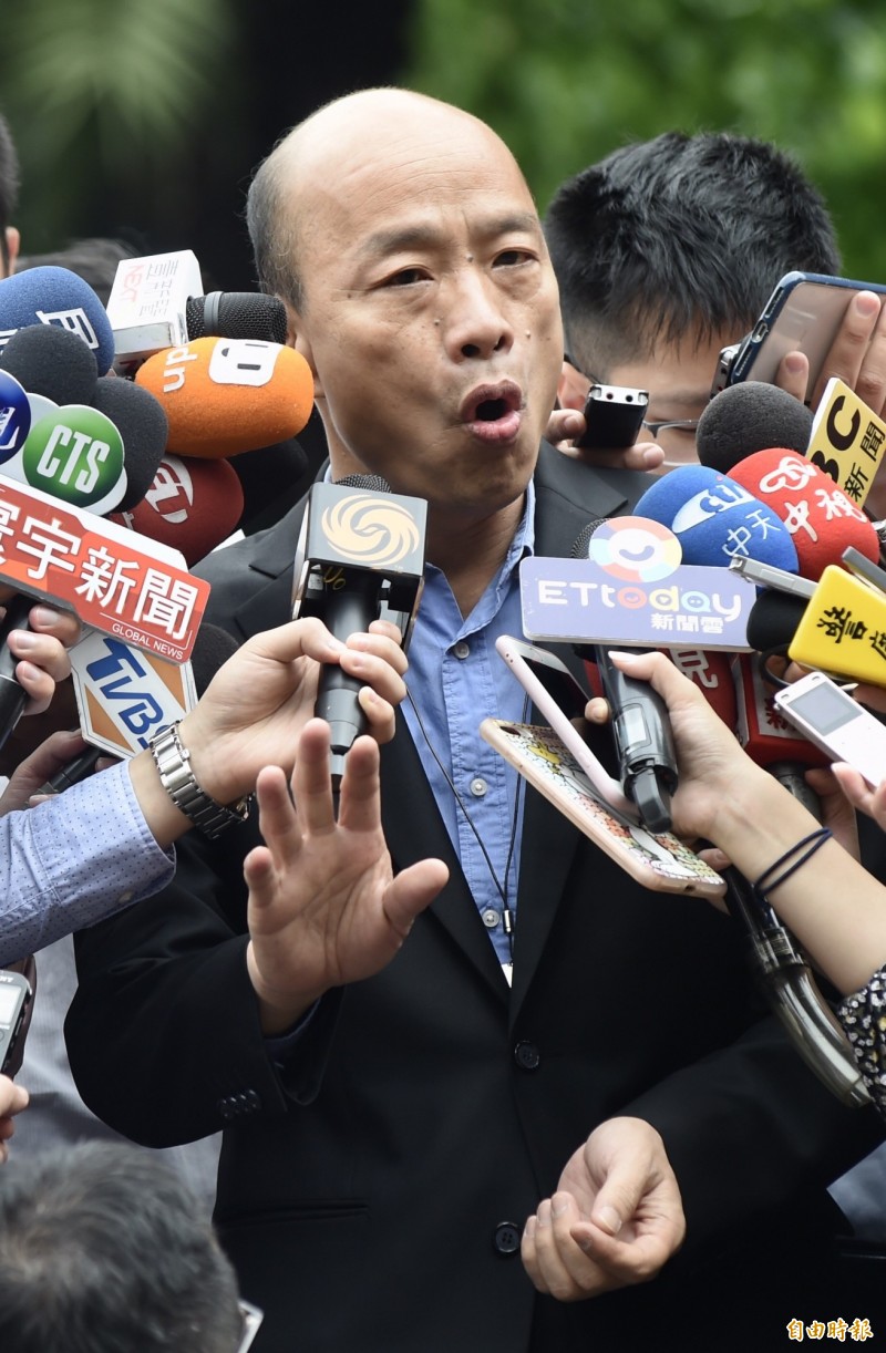 國民黨黨中央首場「國政願景電視發表會」25日將登場。昨有媒體報導,表態角逐總統初選的高雄市長韓國瑜,目前除了每週到各縣市出席造勢大會,韓陣營還為了3場發表會,找來一批具實務經驗的專家學者密集替韓上課補學分,期盼打破外界對其草包印象。(資料照) 國民黨黨中央首場「國政願景電視發表會」25日將登場。昨有媒體報導,表態角逐總統初選的高雄市長韓國瑜,目前除了每週到各縣市出席造勢大會,韓陣營還為了3場發表會,找來一批具實務經驗的專家學者密集替韓上課補學分,期盼打破外界對其草包印象。(資料照)