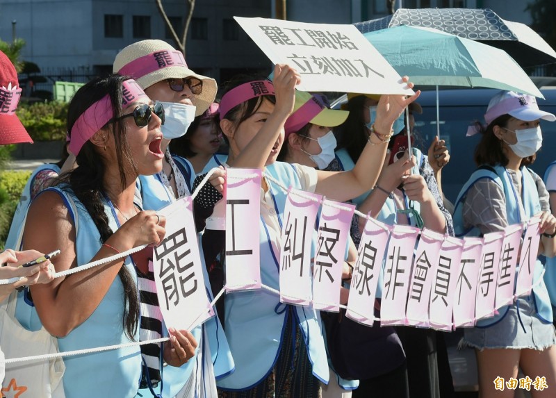 桃園市空服員職業工會帶動空服員在南崁長榮大樓門口四周拉起「罷工糾察線非會員禁止進入」的罷工糾察線。（記者廖振輝攝）