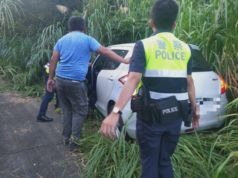 不熟路況迷路車輛險掉山谷，警徒手推車救援。（記者蔡政珉翻攝）