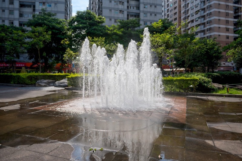 桃園8處公園暑假期間將開放戲水，圖為六和公園噴水池。（市府提供）