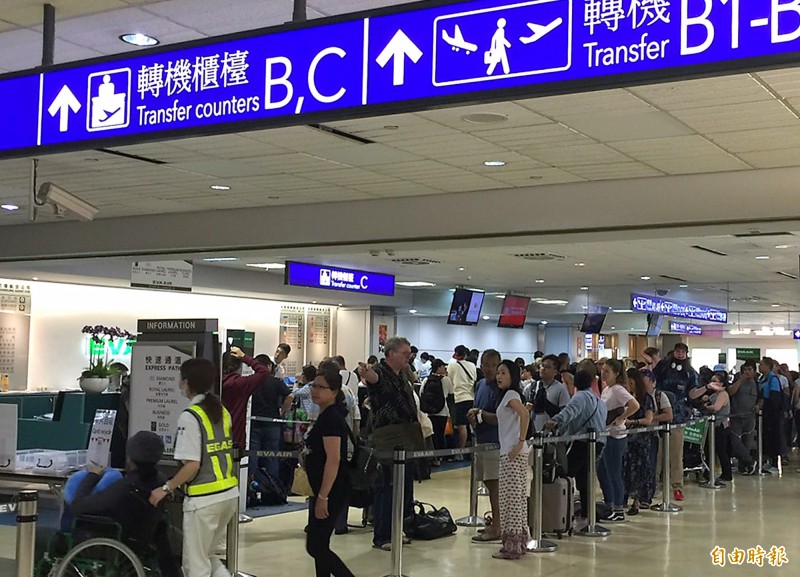 長榮航空空服員昨天下午4時開始罷工，除了出國旅客行程受到延誤，也有不少到台灣轉機的旅客受到影響，桃園機場長榮航空轉機櫃檯昨夜開始排滿等候辦理簽轉旅客。（記者朱沛雄攝）