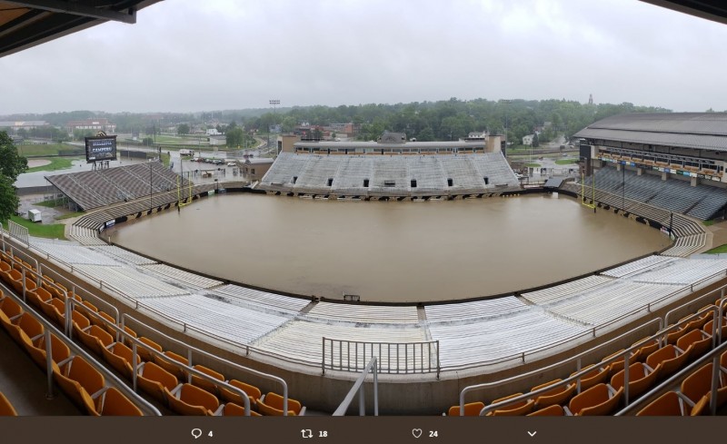 美國密西根州卡拉馬祖19日深夜開始下起大雨，導致當地西密西根大學沃爾多足球場成混濁泥水的超大「游泳池」，讓目擊者直呼「都可以舉辦划船比賽了」。（翻攝自Twitter「Luke Stier」）