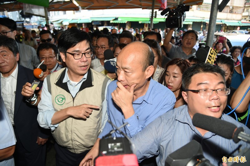 行政院副院長陳其邁19日視察金獅湖市場，高雄市長韓國瑜也到現場陪同，沒想到韓刻意遮嘴在陳的耳朵旁詢問「為什麼高雄會爆發（疫情）？」（資料照）