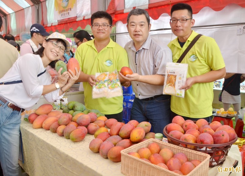 台南青農到現場展售，行銷在地的芒果產業。（記者吳俊鋒攝）