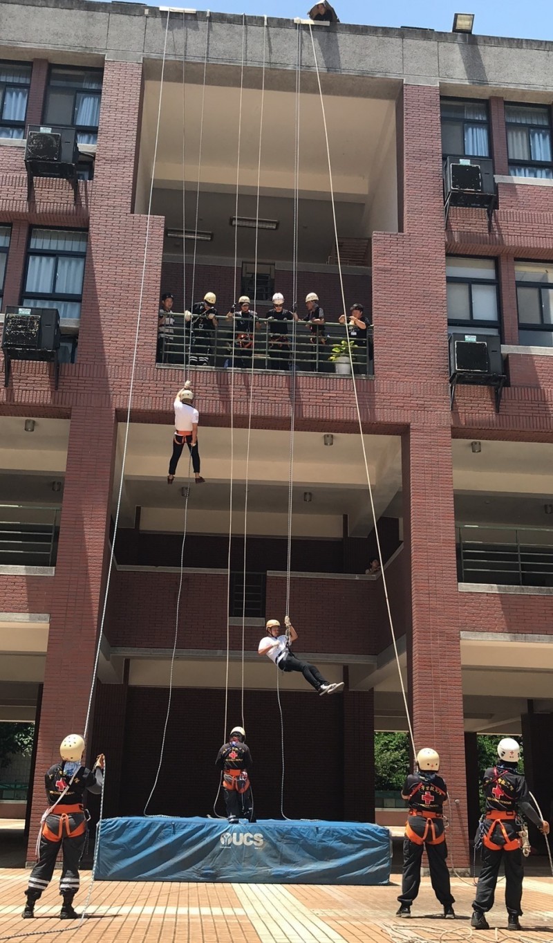 大葉大學消防學程畢業生，需通過高樓垂降等3關考試，才能領到畢業證書。（大葉大學提供）