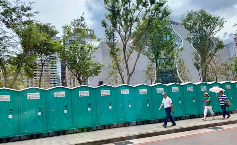 韓國瑜台中造勢活動，在國家歌劇院前擺了一大排流動廁所，台中市議員陳淑華直斥「丟臉丟到家了」！（圖擷取自陳淑華臉書）