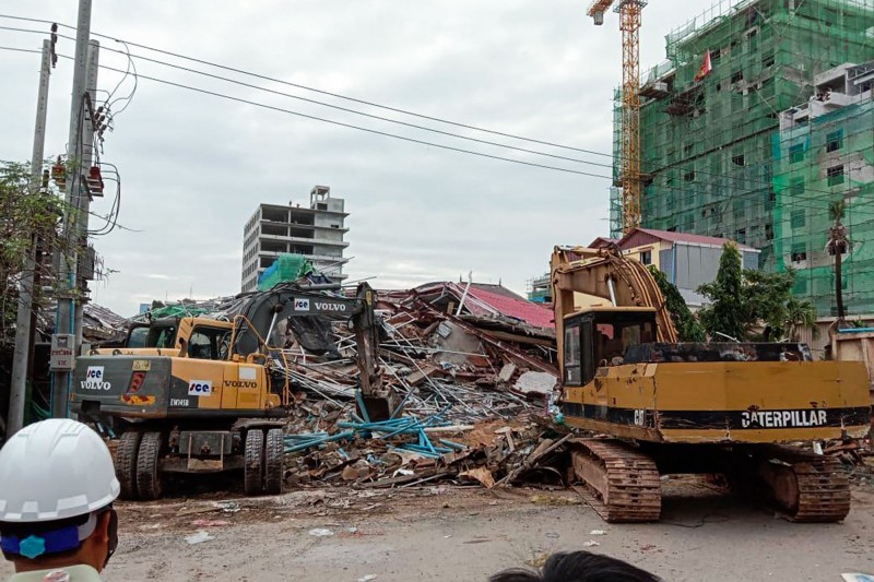 埔寨西哈努克省首府西哈努克市（Sihanoukville）今（22）日傳出一間中國公司所有的7層樓高施工大樓倒塌，目前造成至少3死、逾10人受傷。（法新社）