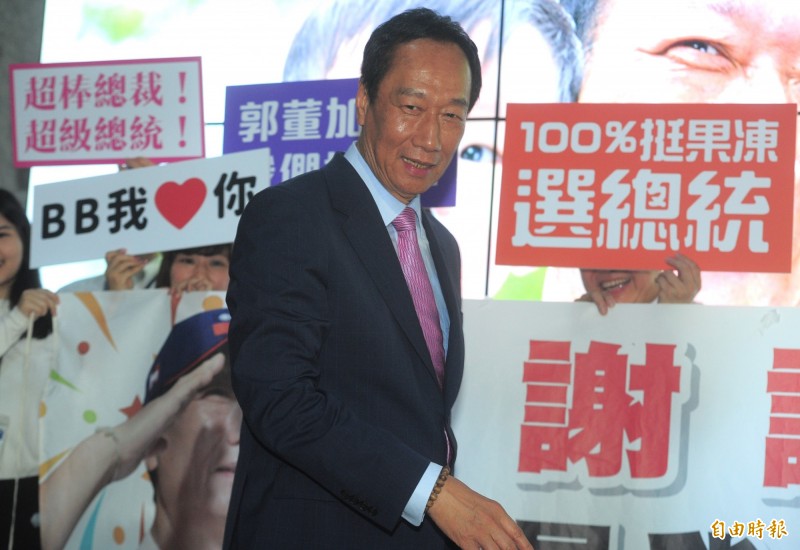 前鴻海集團董事長郭台銘，在新任董事長人選出爐後表示自己已是「平民」，搭捷運返家並坐上博愛座，讓隨扈們緊張地討論「郭總裁可以坐博愛座嗎」。（資料照）