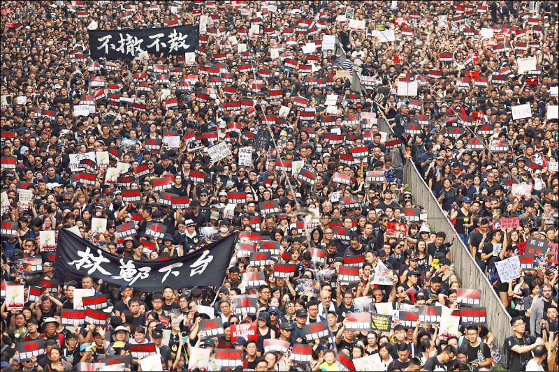 香港民眾十六日再度走上街頭，要求港府撤回「逃犯條例」惡法，發起單位「民間人權陣線」指遊行人數近兩百萬，創下香港史上之最。（法新社）