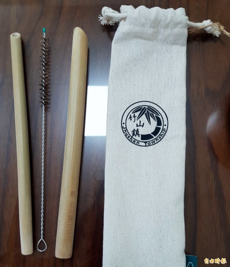 南投縣竹山鎮公所以在地竹子研製竹吸管，並附上毛刷及布袋情形。（記者謝介裕攝）