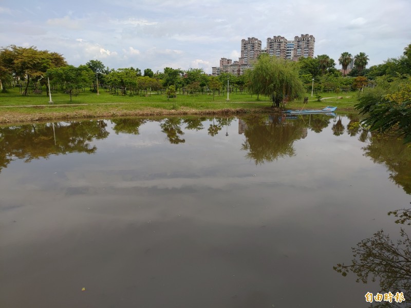 巴克禮公園一度經過連日來的打撈，如今又恢復往日的美麗水景。（記者蔡文居攝）