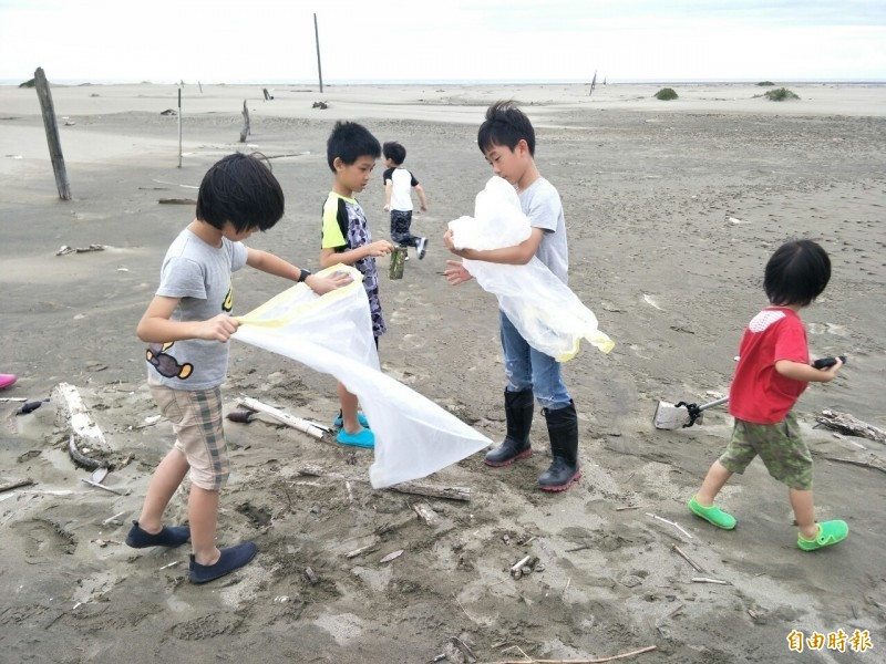 香山少年與巡守隊連淨海30天移除1噸海洋垃圾。（記者蔡彰盛攝）