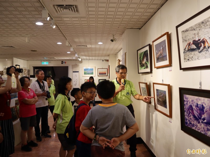 「邂逅潮間帶-河口生態藝文特展」登場，鄭清海現場導覽解說，大小朋友聽得聚精會神，十分有趣。（記者歐素美攝）