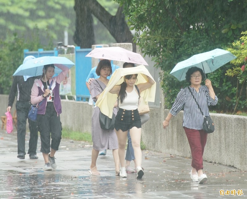 受鋒面及東北風影響，明（24）日北部及東北部高溫稍下降，各地留意降雨。（記者黃志源攝）