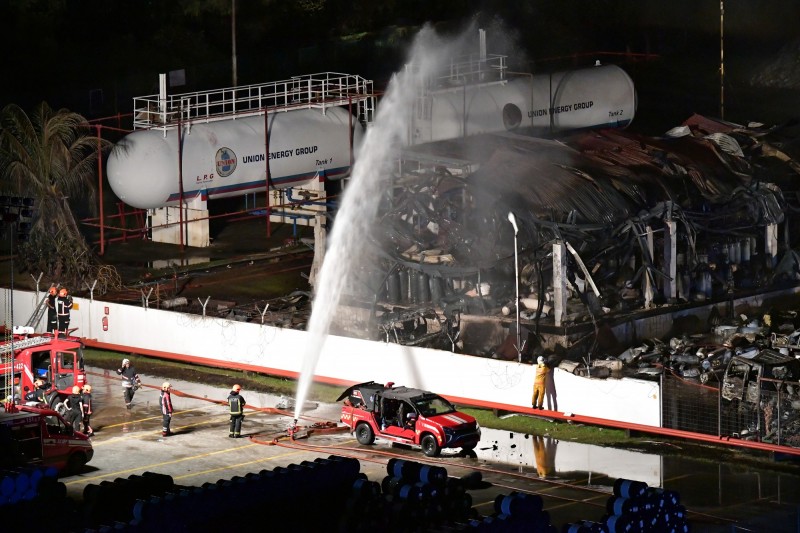 新加坡一座石油氣工廠爆炸起火1死2傷。（歐新社）