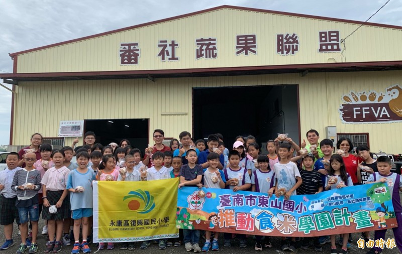 永康區復興國小學童今至東山區體驗割稻，東山國小學童牽手共學，午餐品嘗在地知名「肉飯」，食米課程樂無窮。 （記者王涵平攝）