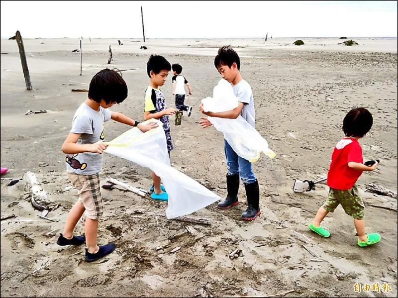 香山少年與巡守隊淨海卅天移除一噸海洋垃圾。（記者蔡彰盛攝）