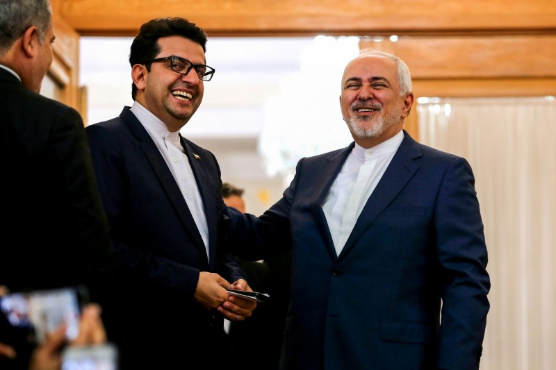 伊朗外交部發言人穆薩維（Abbas Mousavi）（左）今日向媒體表示，伊朗「不樂見緊張情勢提升」。（法新社）